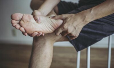 طبيب يكشف عن عادة خطيرة تسبب تصلب شرايين الساقين