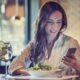 احذر استخدام الهاتف أثناء تناول الطعام.. أضرار غير متوقعة