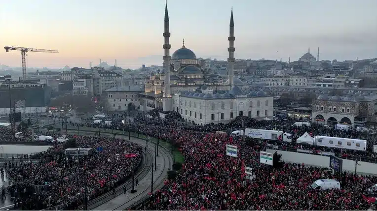 تركيا اليوم آلاف الأتراك يتظاهرون في إسطنبول دعماً لفلسطين في أول أيام العام الجديد مسيرة