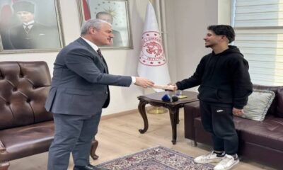 والي قونيا يكرم شاب سوري لشجاعته في إنقاذ العشرات من كارثة انهيار مبنى سكني