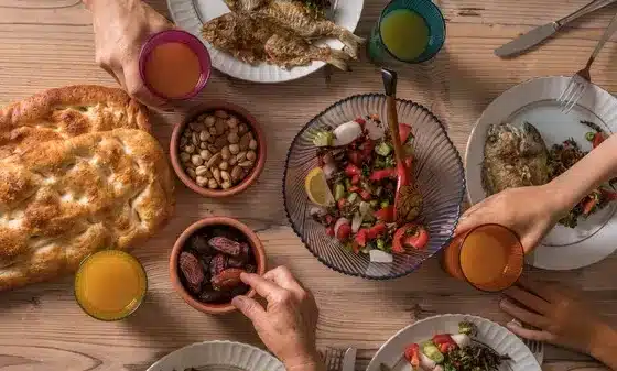 أطعمة ومشروبات تسبب متاعب القولون.. تجنبها فى رمضان