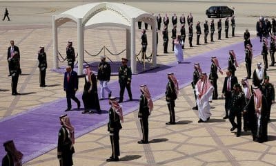 البنفجسي بدل الأحمر.. سر لون السجاد المفروش لاستقبال ترامب بالرياض