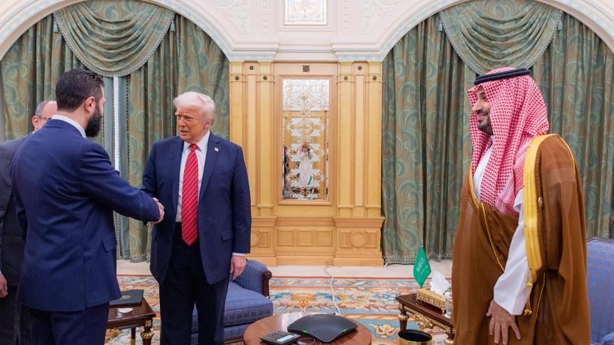 تركيا اليوم ترامب: تطبيع العلاقات مع سوريا بدأ بلقاء الشرع في الرياض ترامب: تطبيع العلاقات مع سوريا بدأ بلقاء الشرع في الرياض