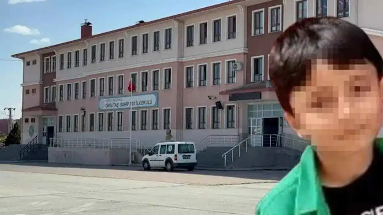 تركيا اليوم طفل يواجه الموت بسبب حادثة تنمر في مدرسته بتركيا طفل يواجه الموت بسبب حادثة تنمر في مدرسته بتركيا