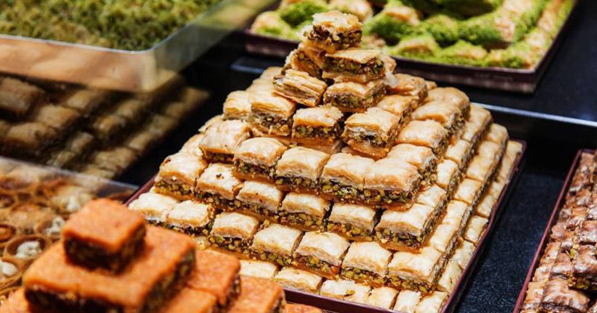 فضيحة غذائية .. هذا ما وُجد داخل محل حلويات شهير في تركيا (صور)