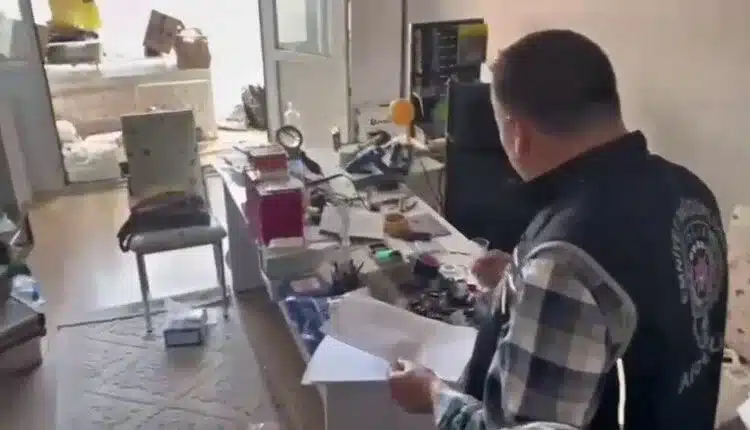 تركيا اليوم حادثة تجسس صادمة في تركيا.. شخص يراقب آلاف المواطنين عبر كاميرات خفية حادثة تجسس صادمة في تركيا.. شخص يراقب آلاف المواطنين عبر كاميرات خفية