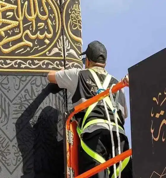 استبدال كسوة الكعبة مع بداية العام الهجري الجديد (فيديو)