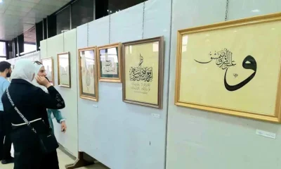 في لوحة بمعرض رسمي.. خطاط سوري يختار بيتي شعر مثيرين للجدل (صور)
