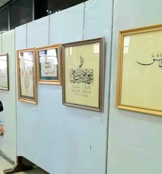 في لوحة بمعرض رسمي.. خطاط سوري يختار بيتي شعر مثيرين للجدل (صور)