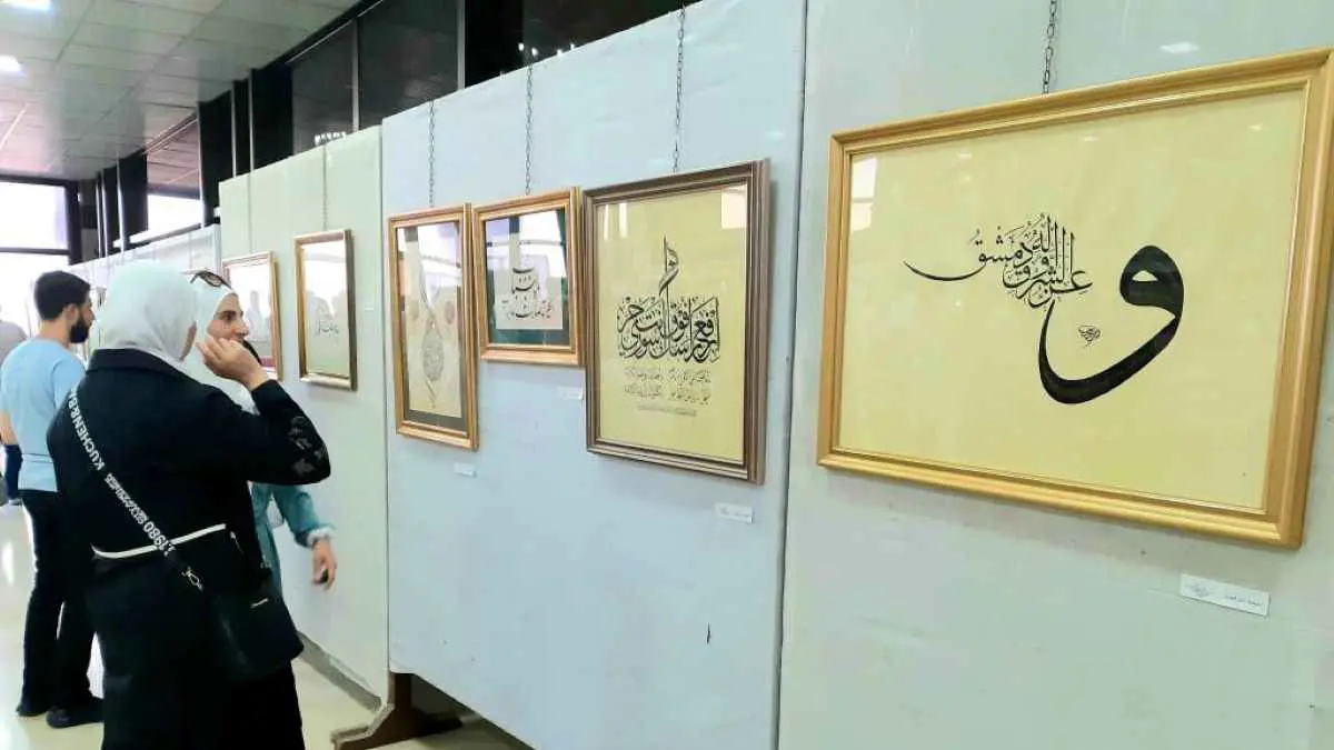 تركيا اليوم في لوحة بمعرض رسمي.. خطاط سوري يختار بيتي شعر مثيرين للجدل (صور) في لوحة بمعرض رسمي.. خطاط سوري يختار بيتي شعر مثيرين للجدل (صور)