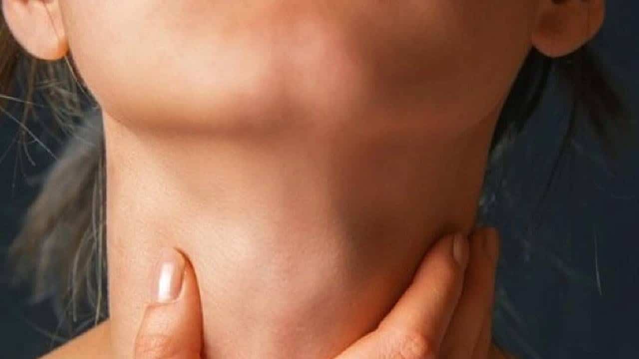 هل يوجد تورم في رقبتك؟ انتبه، قد يكون هناك شيء خطير جدًا تحته