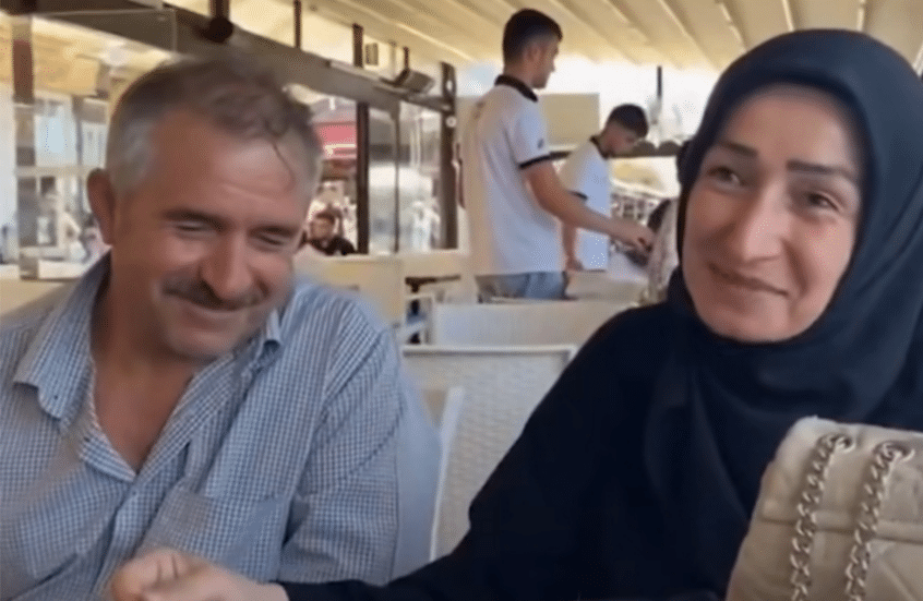بعد 26 عاما.. شابة تركية ترد جميل والديها بطريقة غير متوقعة أثارت تفاعلا كبيرا (فيدو)
