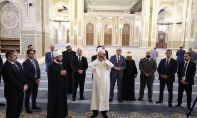 مسؤول تركي بارز يرفع الأذان في أكبر مساجد مصر ويثير تفاعلا واسعا