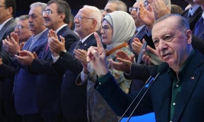 أغنية مفاجئة من العدالة والتنمية.. “العالم بانتظارنا” تُشعل القاعة! هذه كلماتها