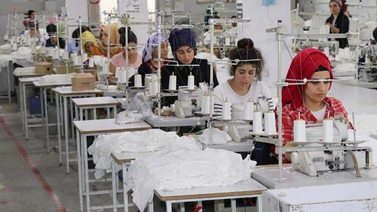 عقوبات وغرامات صارمة تنتظر من يوظّف عمالًا أجانب بدون إذن عمل في تركيا