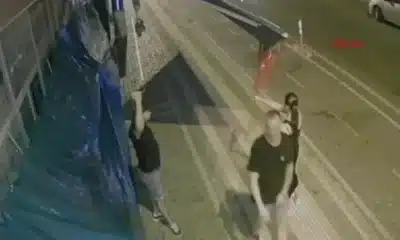 سائح ينزع العلم التركي ويلقيه أرضًا في أنطاليا.. وتحرك عاجل من السلطات التركية