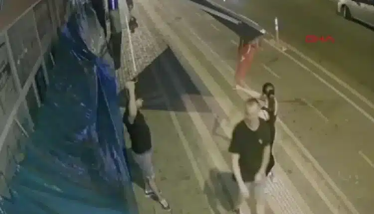 تركيا اليوم سائح ينزع العلم التركي ويلقيه أرضًا في أنطاليا.. وتحرك عاجل من السلطات التركية سائح ينزع العلم التركي ويلقيه أرضًا في أنطاليا.. وتحرك عاجل من السلطات التركية
