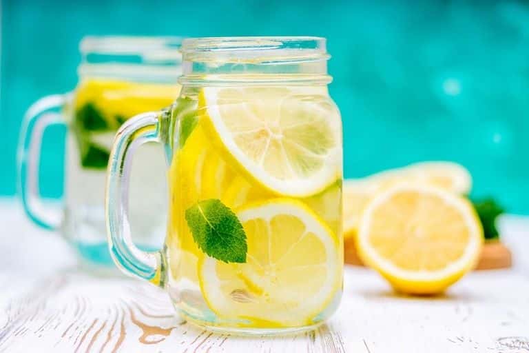 ماذا يحدث لجسمك إذا شربت ماء بالليمون على معدة فارغة كل صباح؟