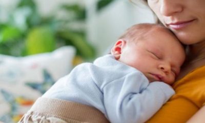 أثارت الجدل.. أم تعترف برضاعة ابنتها حتى عمر الثامنة لهذا السبب الصادم