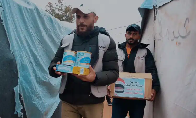 اللجنة المصرية توزع حليب الأطفال فى قطاع غزة