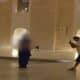 قبلة في مسجد بإسطنبول تودي بسائحين روسيين إلى الاحتجاز (فيديو)