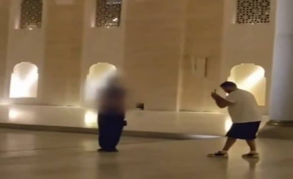 قبلة في مسجد بإسطنبول تودي بسائحين روسيين إلى الاحتجاز (فيديو)