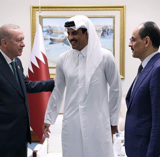 "أحسن الرفيق".. أردوغان يقدم هدية إلى أمير قطر (فيديو)