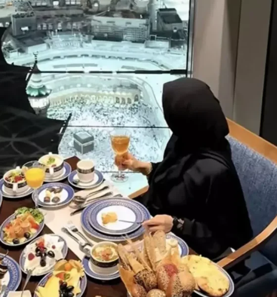 جدل واسع بعد انتشار فيديو لامرأة تتناول فطورًا فاخرًا مُطلًا على الكعبة