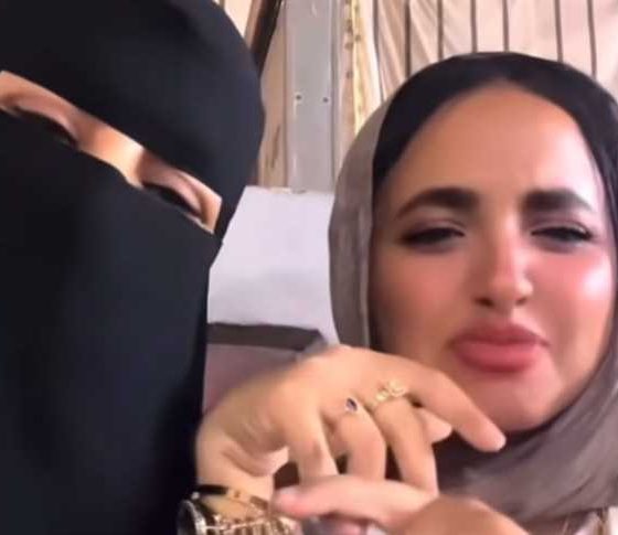 فيديو البنت وامها بيتريقوا على العريس