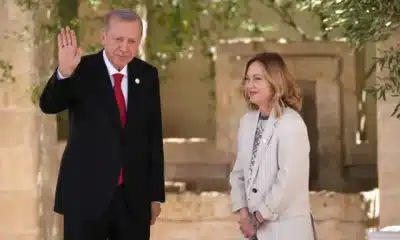 حوار طريف بين الرئيس أردوغان وميلوني: "تبدين جميلة، ولكن..." (فيديو)