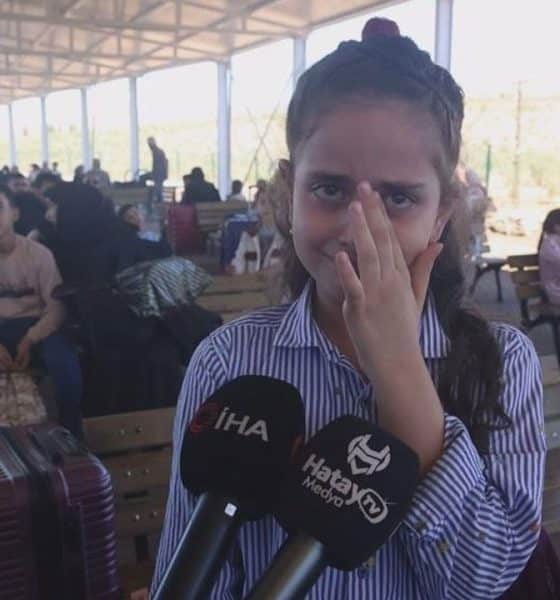 وداع مؤثر على الحدود: طفلة سورية تبكي وهي تغادر تركيا بعد 9 سنوات من حياتها (فيديو)