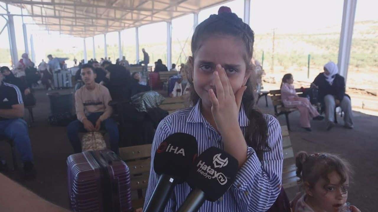 وداع مؤثر على الحدود: طفلة سورية تبكي وهي تغادر تركيا بعد 9 سنوات من حياتها (فيديو)
