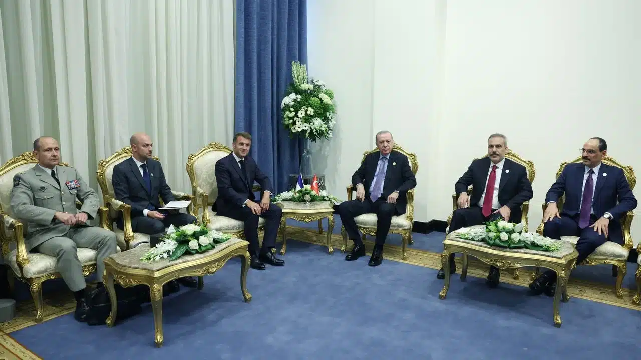 تركيا اليوم صور: أردوغان يصل شرم الشيخ للمشاركة في «قمة غزة للسلام» والسيسي يستقبله على الباب صور: أردوغان يصل شرم الشيخ للمشاركة في «قمة غزة للسلام» والسيسي يستقبله على الباب