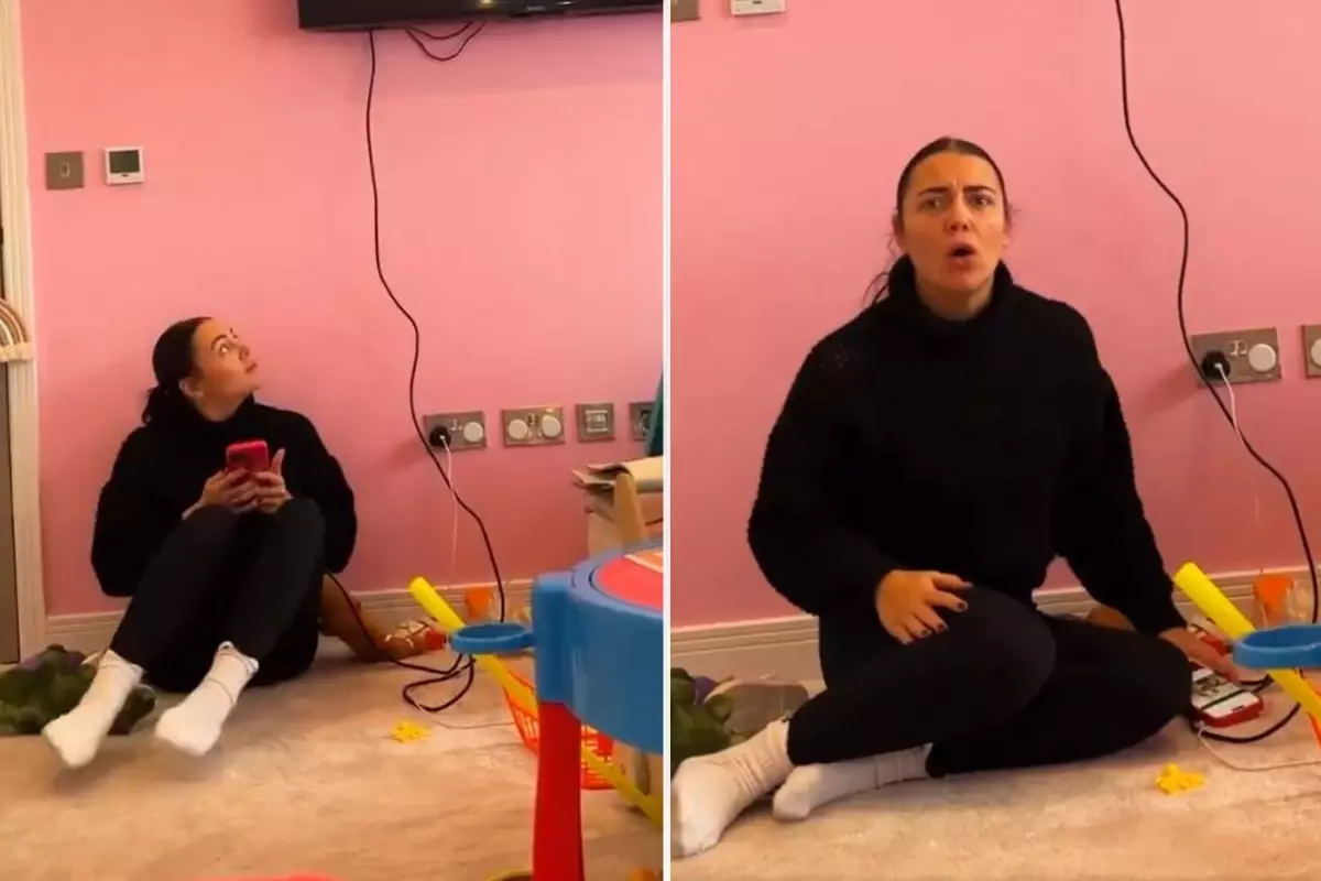 رجل قام بتوصيل هاتف زوجته بالتلفاز ليتعرض لصدمة حياته