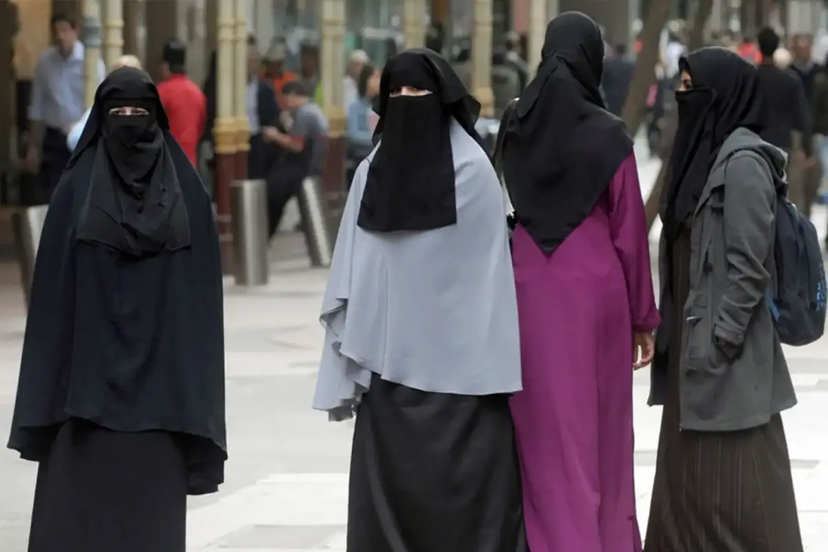 ارتداء هذه الملابس ممنوع الآن في الدول الأوروبية! والعقوبات صارمة