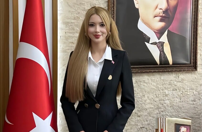 "باربي تركيا" تثير ضجة على السوشيال ميديا بعد تعيينها بمنصب رفيع (صور)