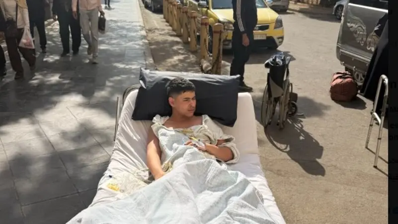 صورة شاب مريض ملقى أمام مستشفى في دمشق تثير غضباً واسعاً.. ومدير المشفى يوضح الحقيقة