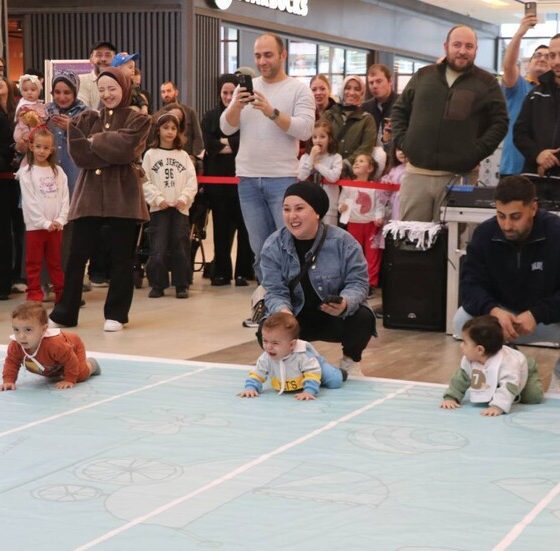 مسابقة طريفة لحبو الأطفال في ريزي شمال تركيا (فيديو)