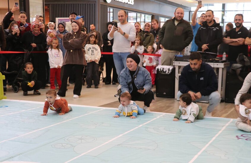 مسابقة طريفة لحبو الأطفال في ريزي شمال تركيا (فيديو)