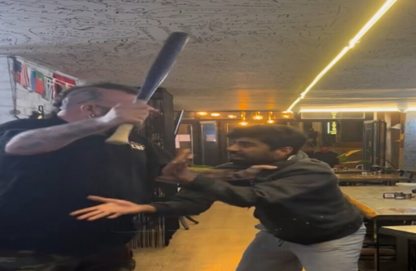 "مؤثر" تركي يعتـ ـدي بوحشية على عامل إيراني في مطعمه (فيديو)