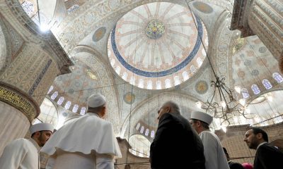 بابا الفاتيكان يلتزم الصمت خلال زيارته "الجامع الأزرق" باسطنبول