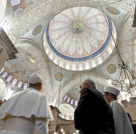 بابا الفاتيكان يلتزم الصمت خلال زيارته "الجامع الأزرق" باسطنبول