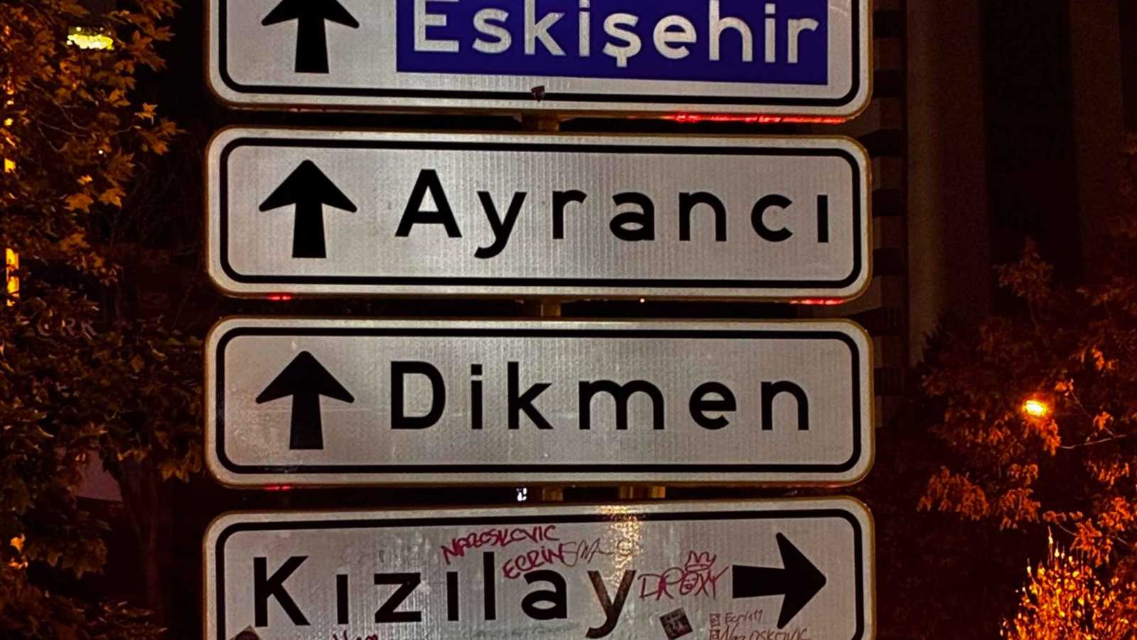 بسبب "تيك توك".. لافتة مرورية تصبح معلما في أنقرة (فيديو)