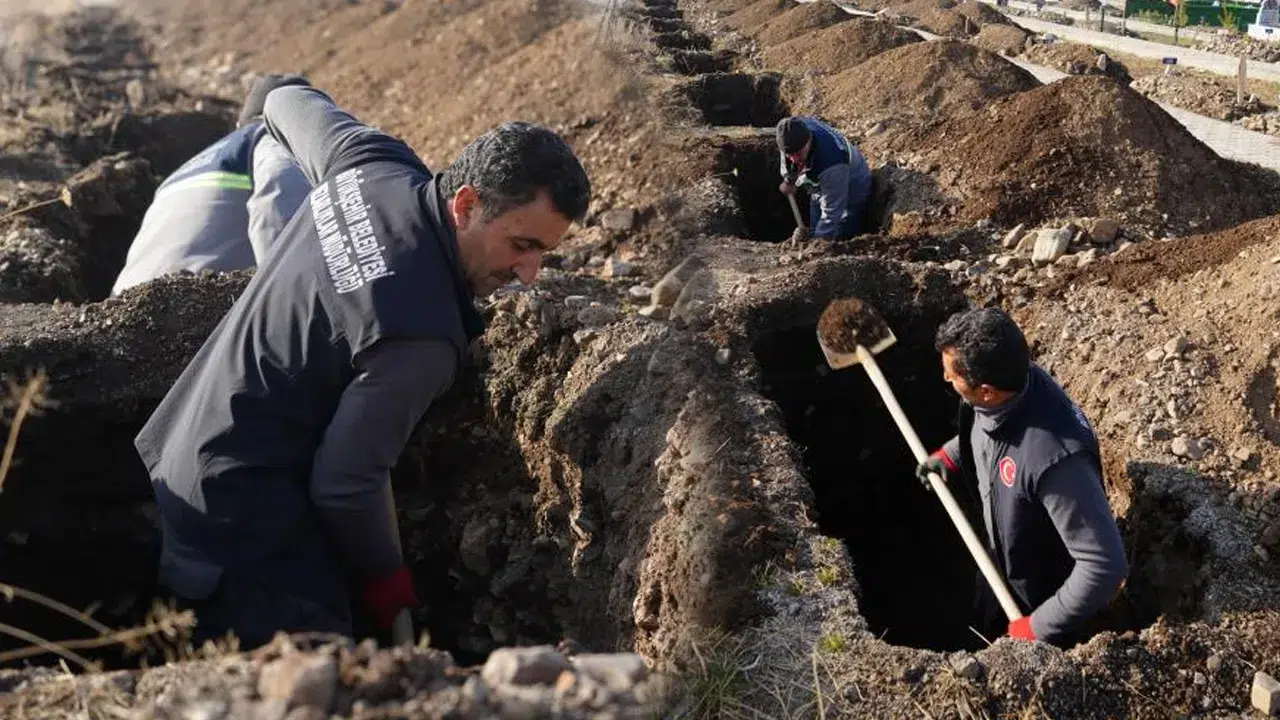 لماذا حُفرت مئات القبور في أرضروم التركية قبل الشتاء؟ السبب يكشفه مسؤولو البلدية