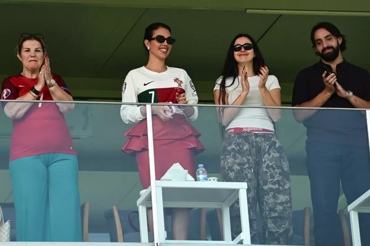 وصول عائلة كريستيانو رونالدو إلى تركيا يثير ضجة بين المعجبين والمواقع الرياضية (صور)