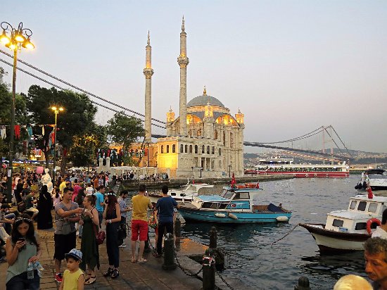 الركود يخيم على أشهر أحياء إسطنبول بعد حادث تسمم أسرة