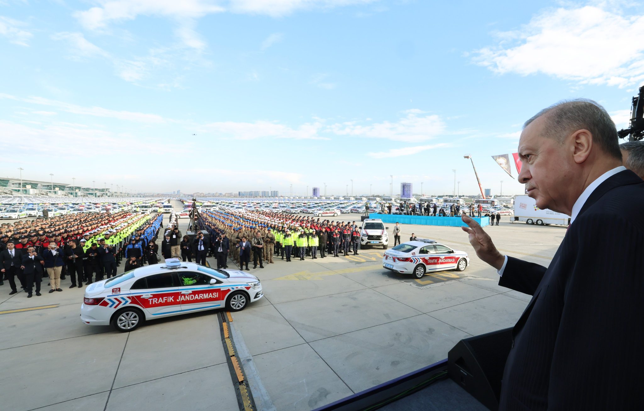 أردوغان يشيد بـ "التفاني الكبير" لقوات الأمن التركية ويسلّم 9200 مركبة جديدة