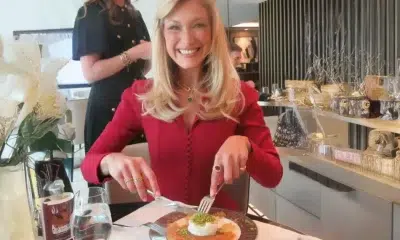 بيلا حديد تشعل مواقع التواصل بصورة جديدة وهي تتذوق الكنافة التركية