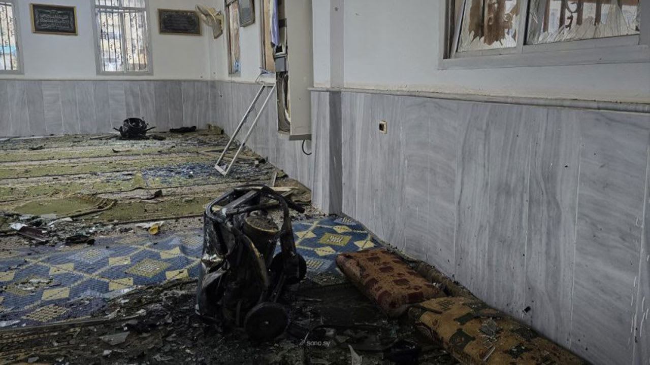 قتلى وجرحى في انفجار مسجد بسوريا.. وأول رد رسمي من الحكومة