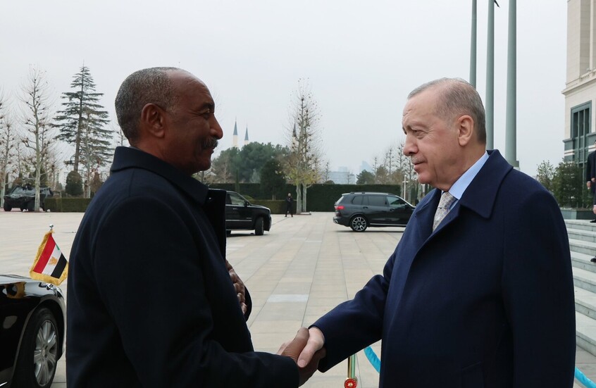 فيديو تحية مختلفة من البرهان لرئيس استخبارات تركيا وكلمات عربية بحديث مع أردوغان